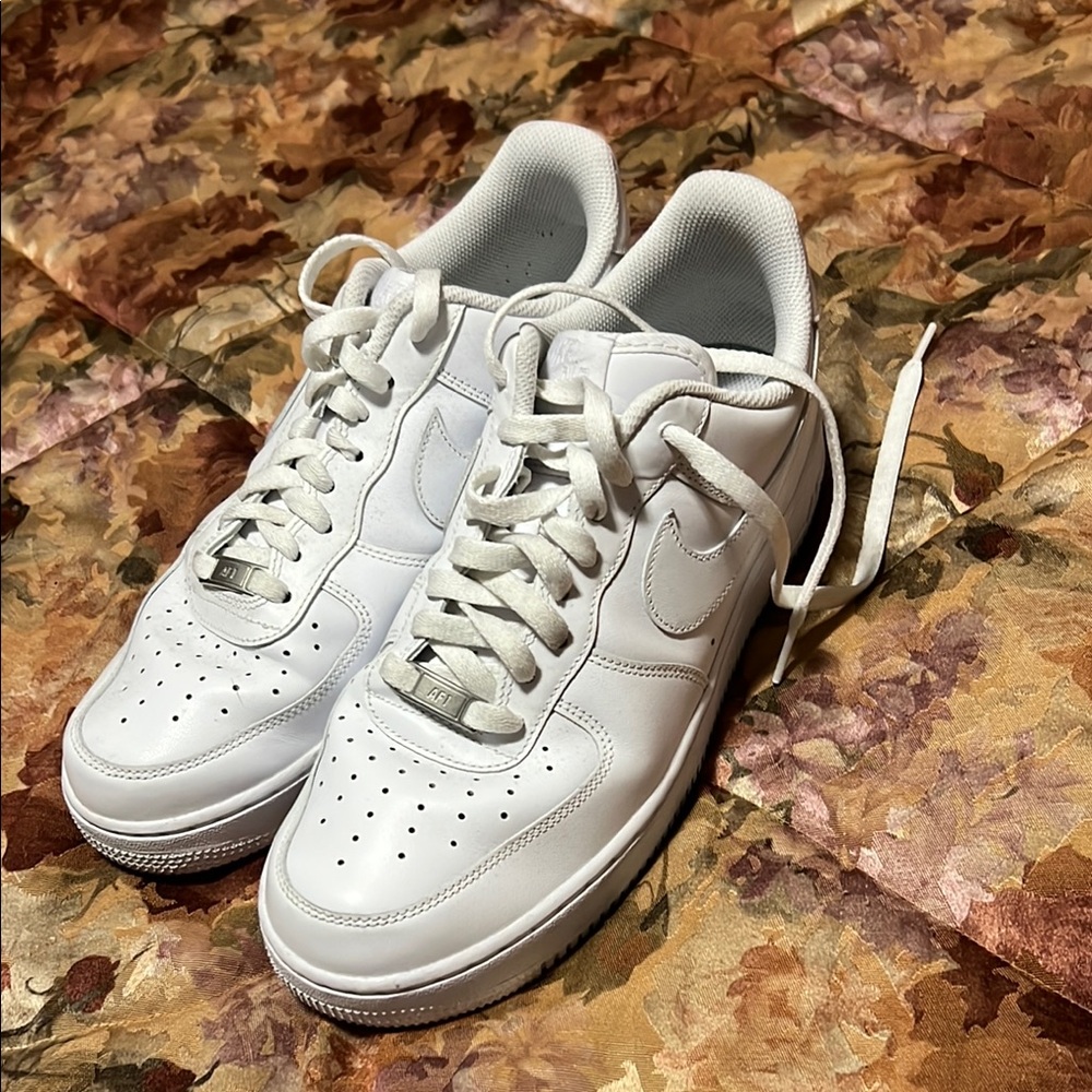Nike White Sneakers Classic Air Force 1 Design